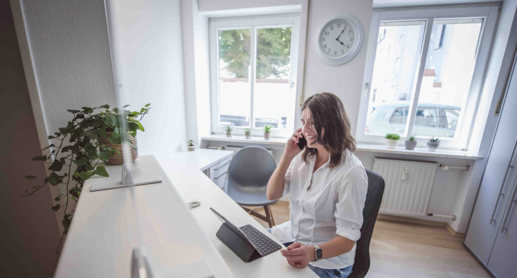 Physio in Landshut. Frau am Tresen Arztpraxis Physio Patienten