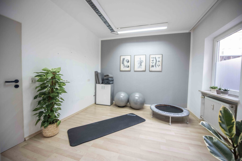 Physio Raum mit Gymnastikbällen und Trampolin