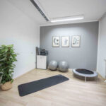 Physio Raum mit Gymnastikbällen und Trampolin